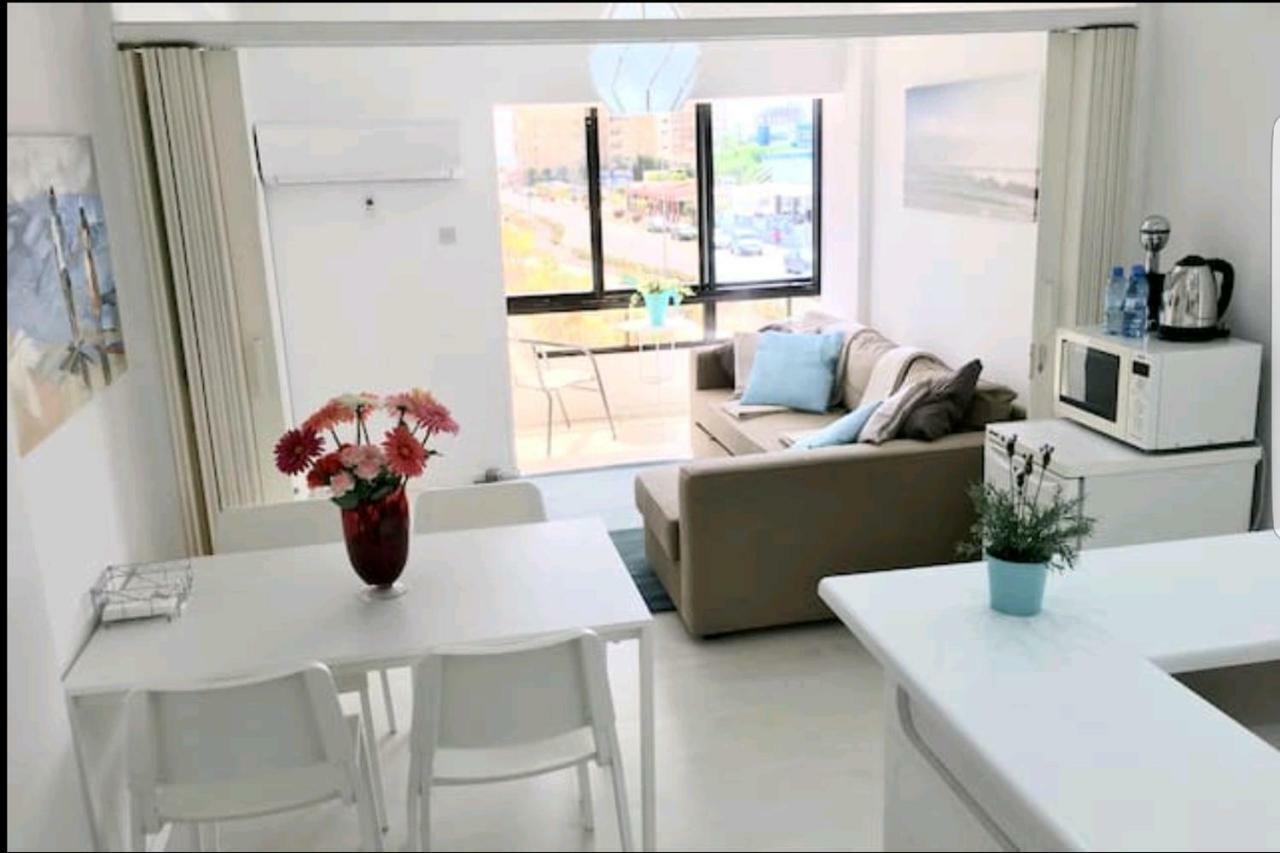 Bettys 1Br Seafront Apt ลาร์นาคา ภายนอก รูปภาพ