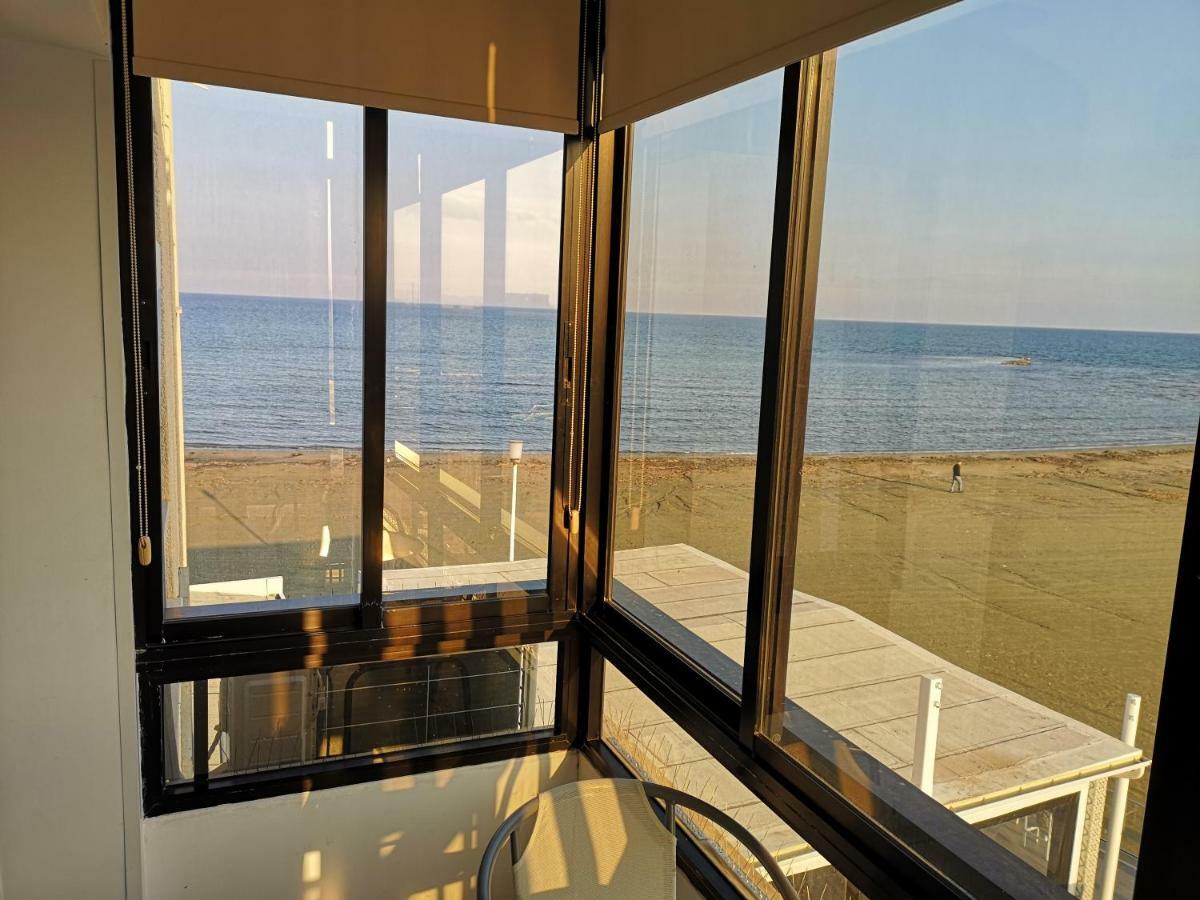 Bettys 1Br Seafront Apt ลาร์นาคา ภายนอก รูปภาพ