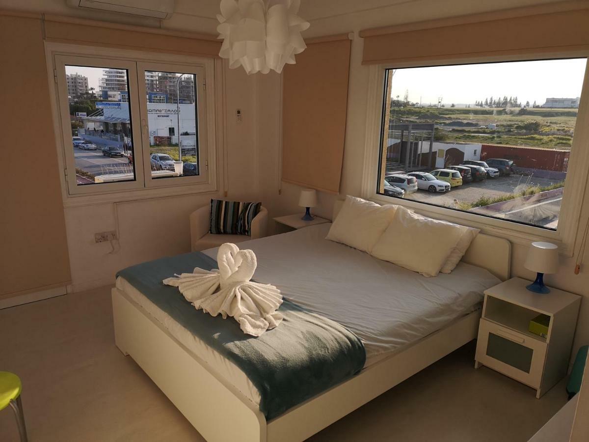 Bettys 1Br Seafront Apt ลาร์นาคา ภายนอก รูปภาพ
